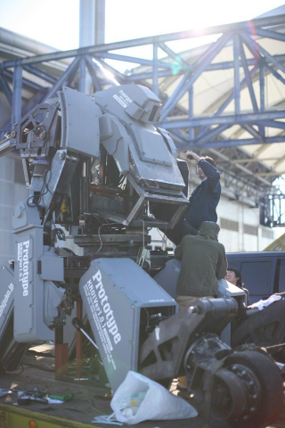 Illustration for article titled Holy heck, these Japanese hobbyists are building a 12-foot-tall pilotable mech